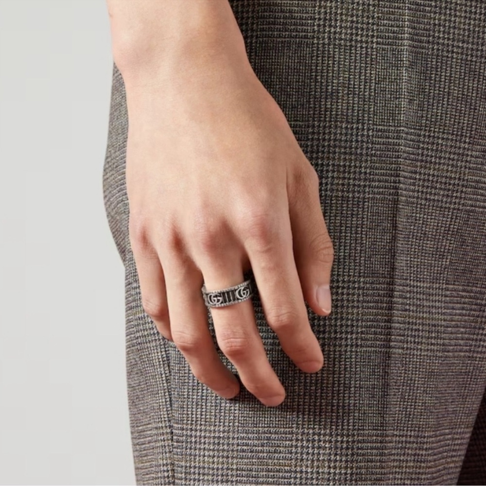 Gucci Marmont GG Wide Silver Band Ring - Picture 11 of 13